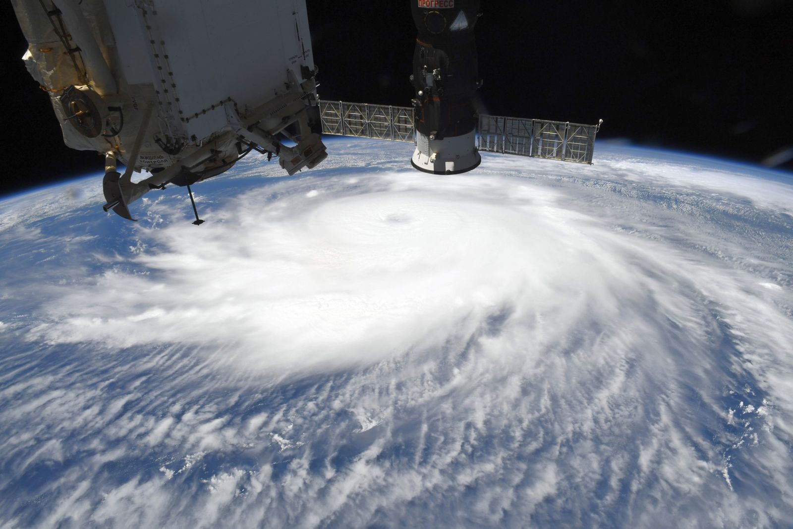 Опубліковані жахливі фото наслідків тропічного шторму «Лаура» в США - фото 29