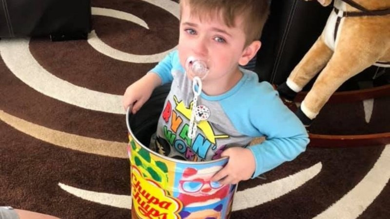 ребенок ведет ребенка за руку. четырёхлетний малыш расположился на деревянном. отцы и дети от 20 февраля. отец и сын. мама тащит ребенка за руку рисунок.