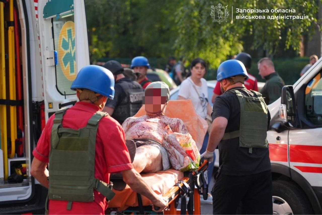 Уничтожены два этажа: Россия ударила КАБами по пятиэтажке в Запорожье, есть погибшие - фото 2 Уничтожены два этажа: Россия ударила КАБами по пятиэтажке в Запорожье, есть погибшие - фото 2