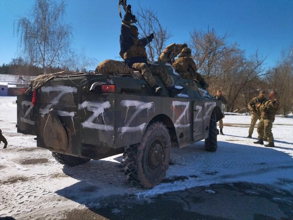 Взяли в плен оккупанта и отобрали БРДМ: украинские военные выгнали врага с окраин одного из городов Луганщины - фото 2