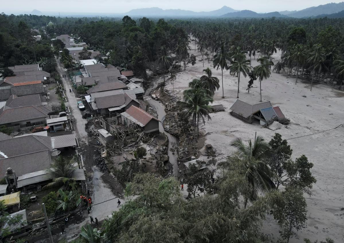 Виверження вулкана Семеру в Індонезії: стихія вбила вже десятки громадян (ФОТО) - фото 2
