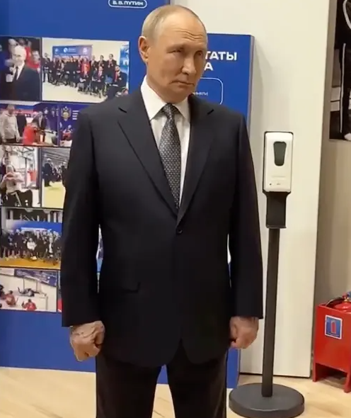 Что с ними не так: появились загадочные фото рук Путина - фото 2 Что с ними не так: появились загадочные фото рук Путина - фото 2