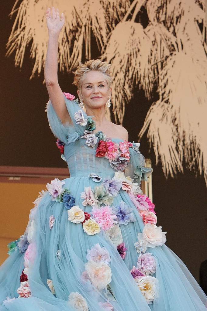 Шэрон Стоун в «цветочном» платье произвела фурор в Каннах (ФОТО) - фото 3