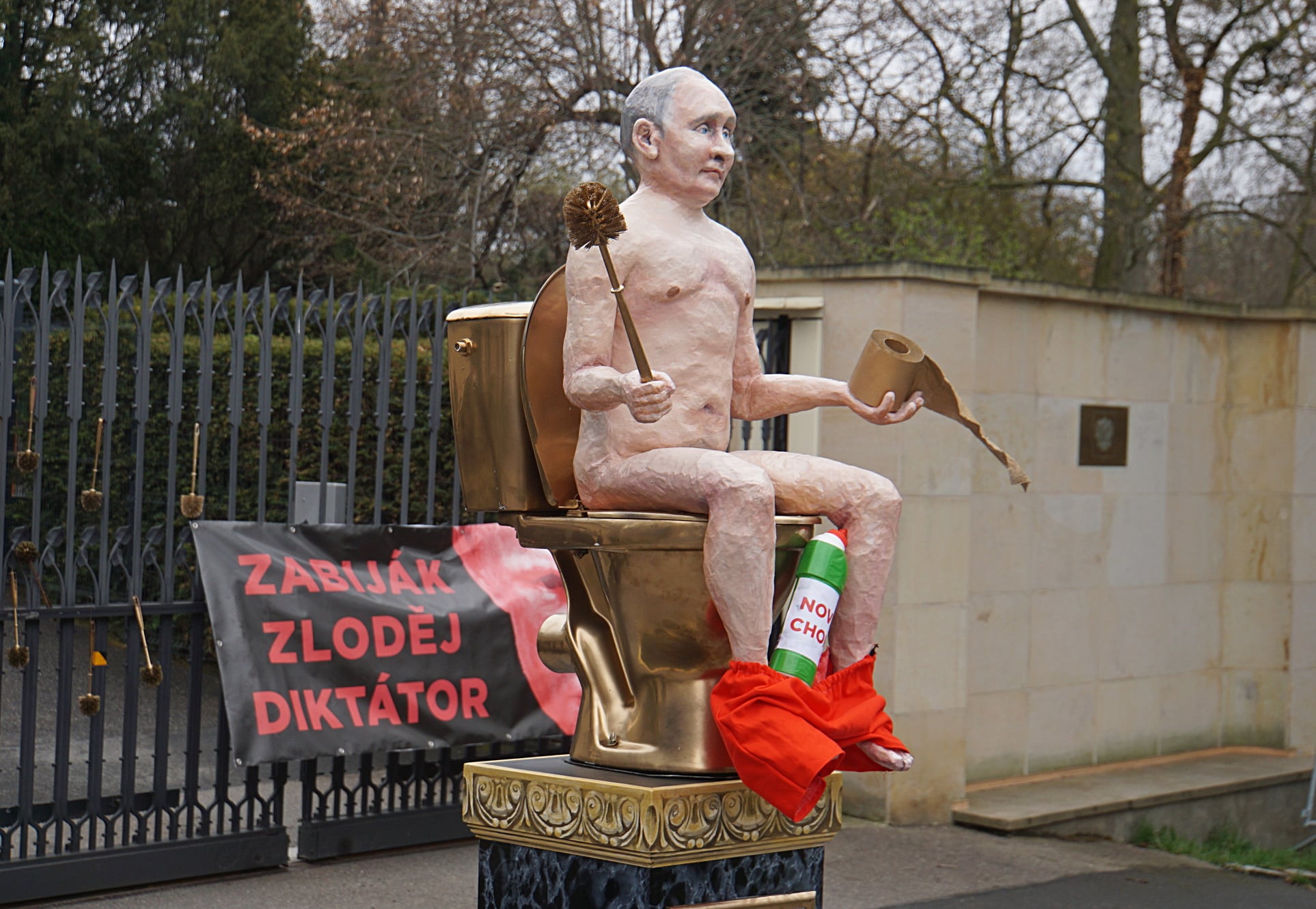 Памятник Путину в Чехии у посольства