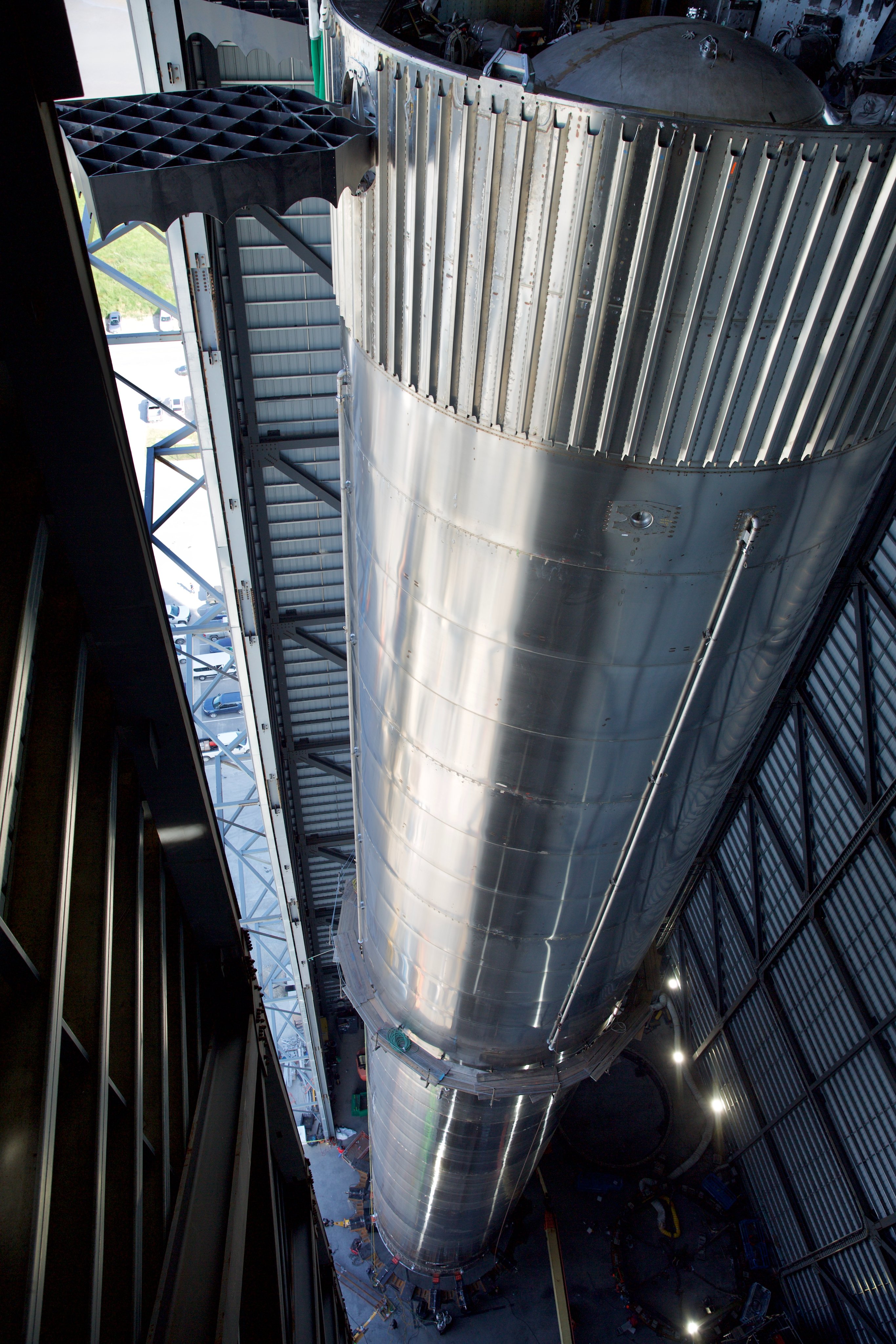 Перед першим запуском: Ілон Маск показав, як виглядає ракета Super Heavy зі встановленими двигунами (ФОТО) - фото 2