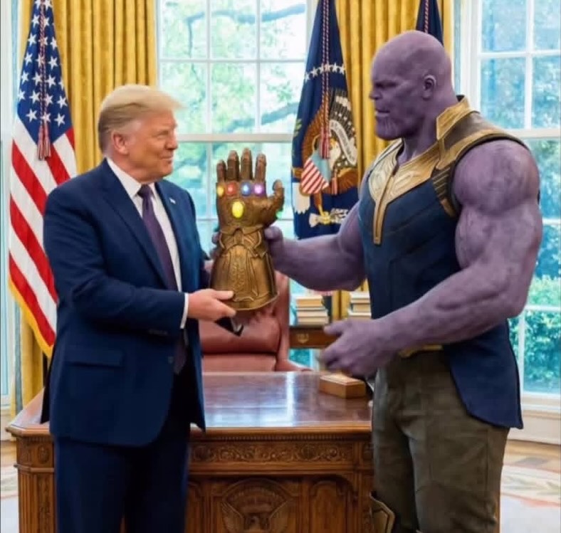 Світовий флешмоб: Трамп став героєм пародій після отримання медалі від лідерки венесуельської опозиції - фото 2 Світовий флешмоб: Трамп став героєм пародій після отримання медалі від лідерки венесуельської опозиції - фото 2