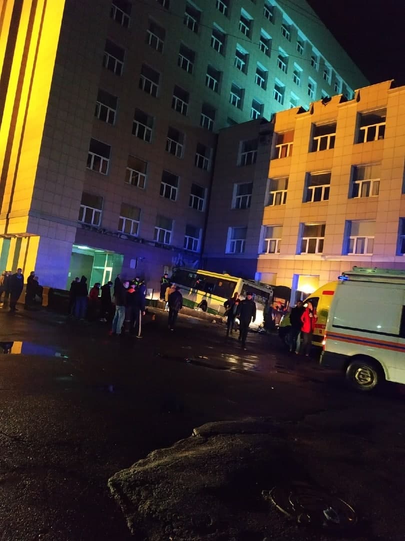 Страшна аварія в Новгороді - пасажирський автобус протаранив будівлю університету: є загиблі - фото 3