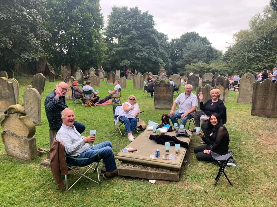 Англичане распивали пиво на могилах: из-за традиционного фестиваля вспыхнул скандал - фото 3