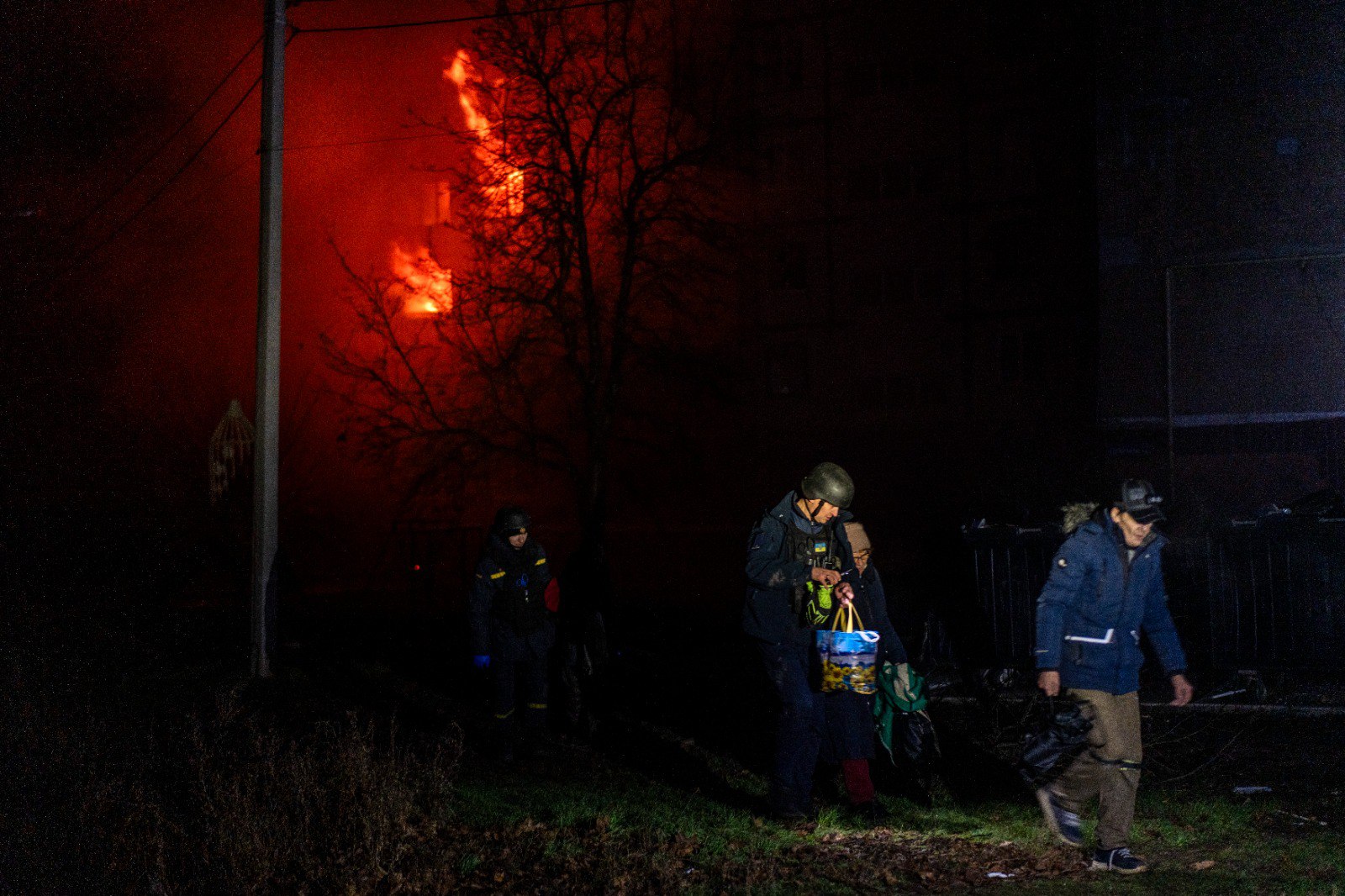 Смертельный удар по Краматорску: загорелась многоэтажка с людьми - фото 2