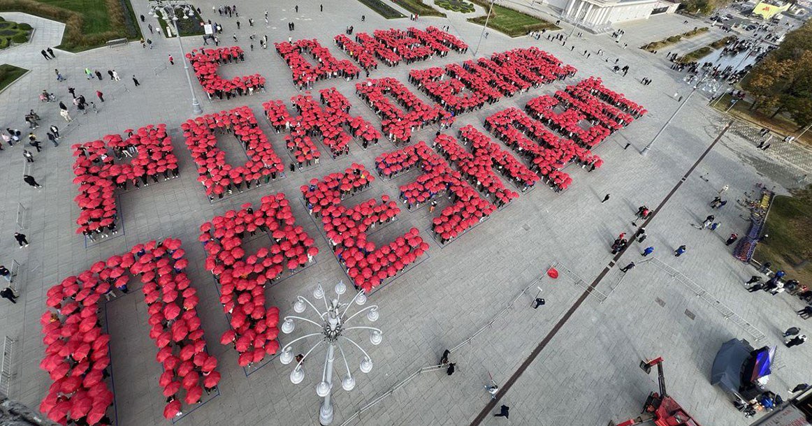 Абсолютне божевілля: як росіян змушували святкувати 72-річчя Путіна (ФОТО) - фото 2