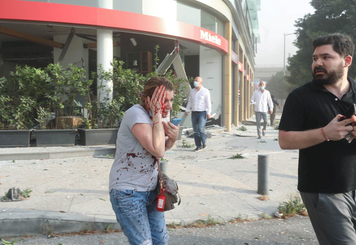 Окровавленные люди и тонны железа: как сейчас выглядит разрушенный взрывами Бейрут (ФОТО) - фото 6