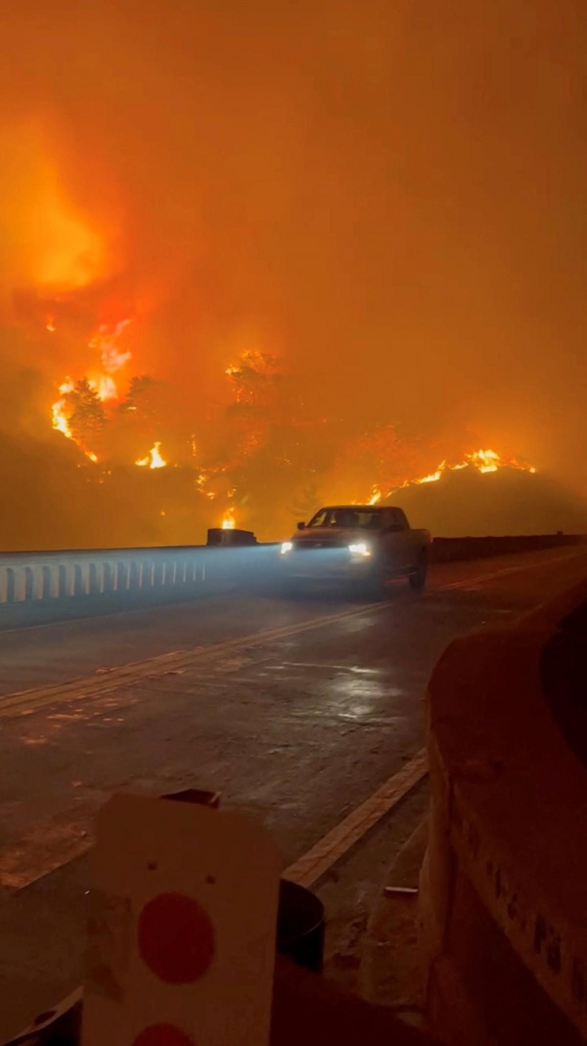В США мощный лесной пожар приблизился к известной достопримечательности (ФОТО)  - фото 3