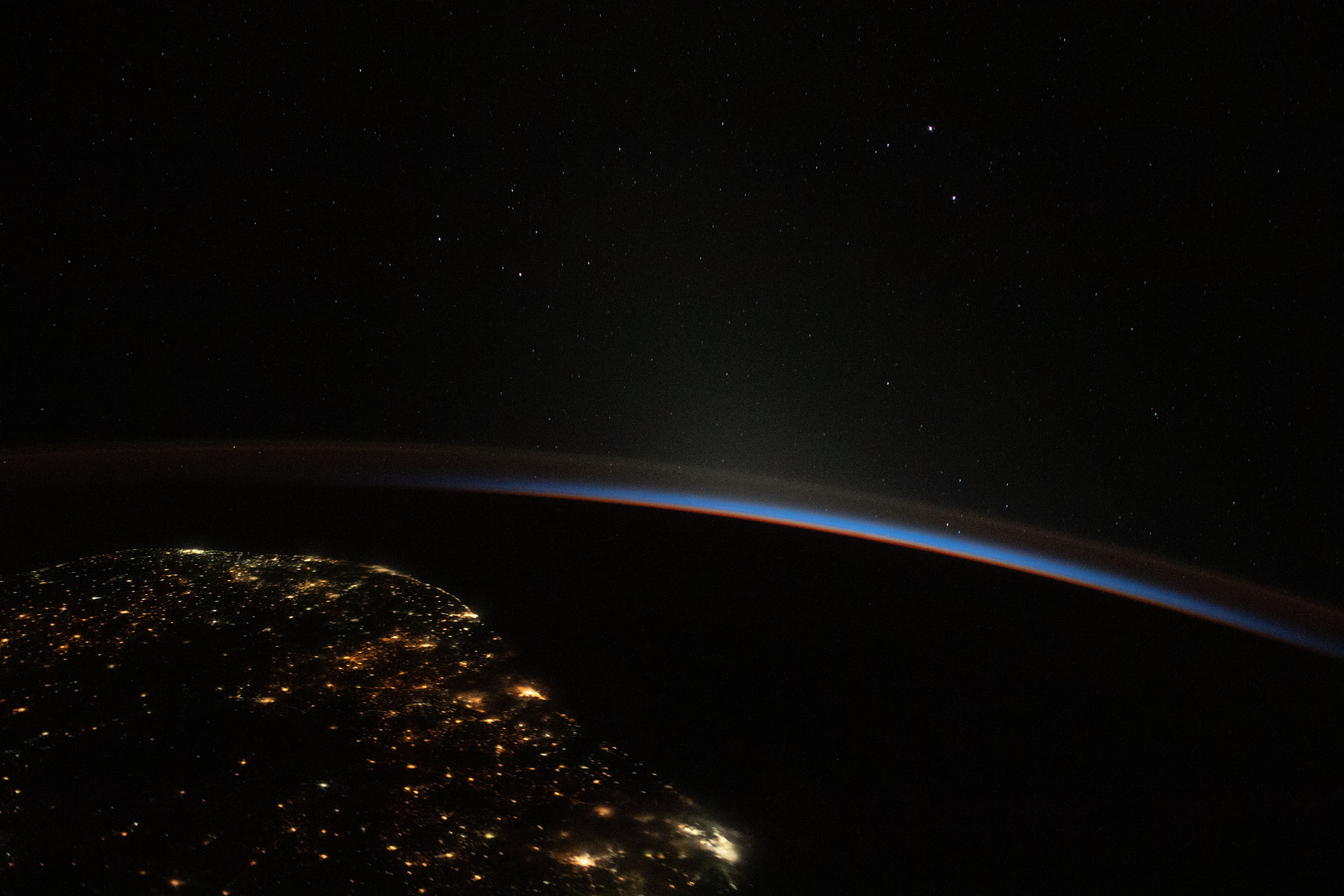 NASA показало из космоса, как ночь превращается в день (ФОТО) - фото 2
