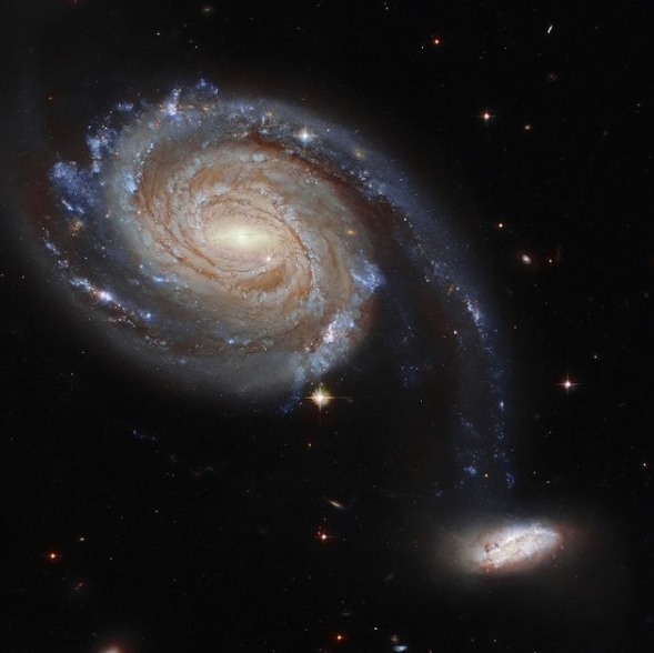 NASA показало, как выглядит разрушительный ”танец” двух галактик (ФОТО) - фото 2