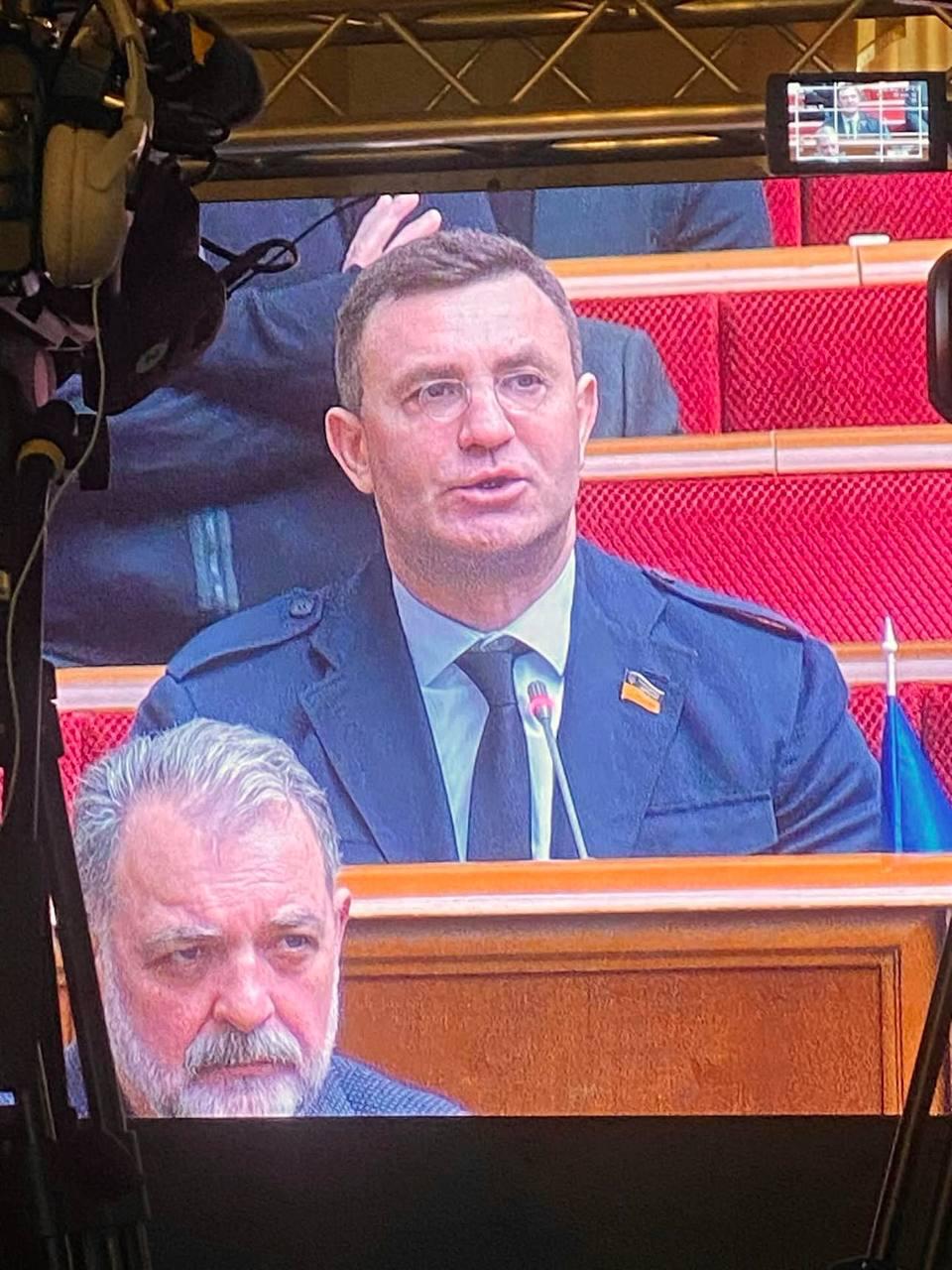 Николай Тищенко удивил новым образом в Раде: как выглядит нардеп (ФОТО) - фото 2