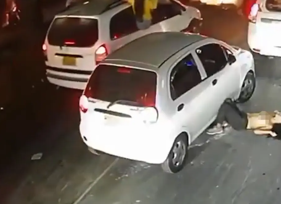 Сняла лифчик и выпала из авто: колумбийская фанатка оконфузилась на ЧМ-2026 (ФОТО) - фото 2 Сняла лифчик и выпала из авто: колумбийская фанатка оконфузилась на ЧМ-2026 (ФОТО) - фото 2