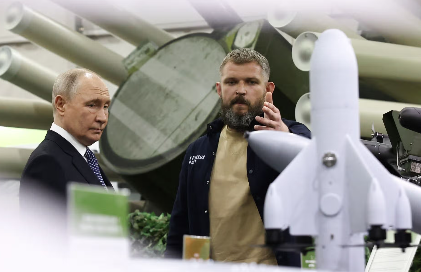Странное поведение Путина на выставке оружия в РФ: что заметили журналисты (ФОТО) - фото 2 Странное поведение Путина на выставке оружия в РФ: что заметили журналисты (ФОТО) - фото 2