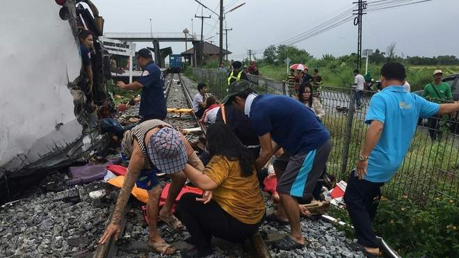 В Таиланде автобус столкнулся с поездом, есть погибшие - фото 3