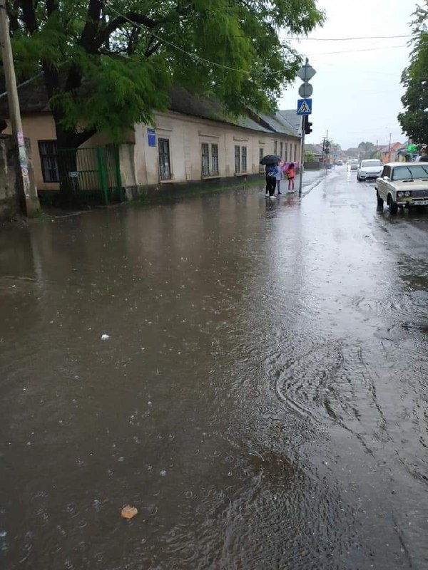Місто на Закарпатті опинилося під водою (фото, відео) - фото 2