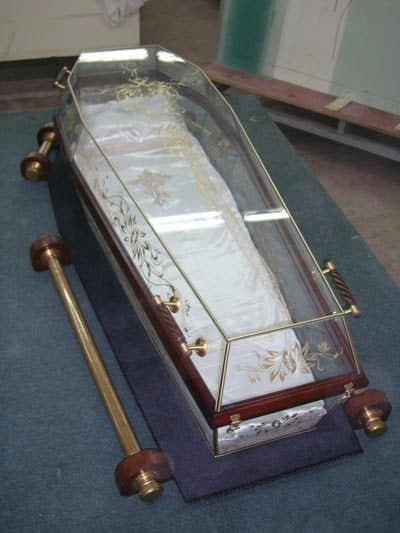 Как в сказке о Белоснежке: российский ритуальный сервис будет делать стеклянные гробы для умерших от COVID-19 - фото 2