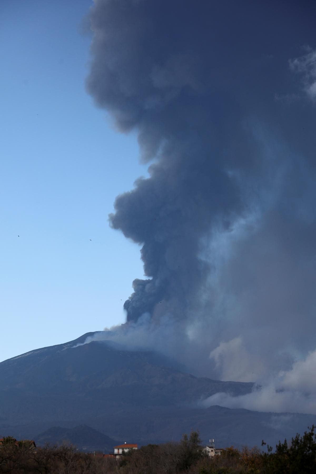 Огромный столб дыма и фонтаны лавы: в Италии произошло извержение мощного вулкана (ФОТО) - фото 2