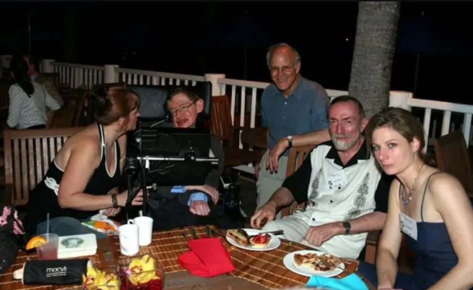 В файлах Эпштейна нашли фото Стивена Хокинга с двумя женщинами в бикини - фото 2