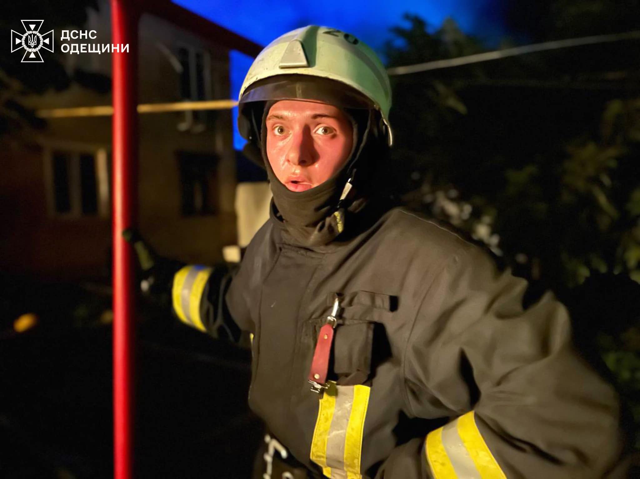 Спасатели показали первые кадры с места прилета в Одесской области (ФОТО, ВИДЕО) - фото 8