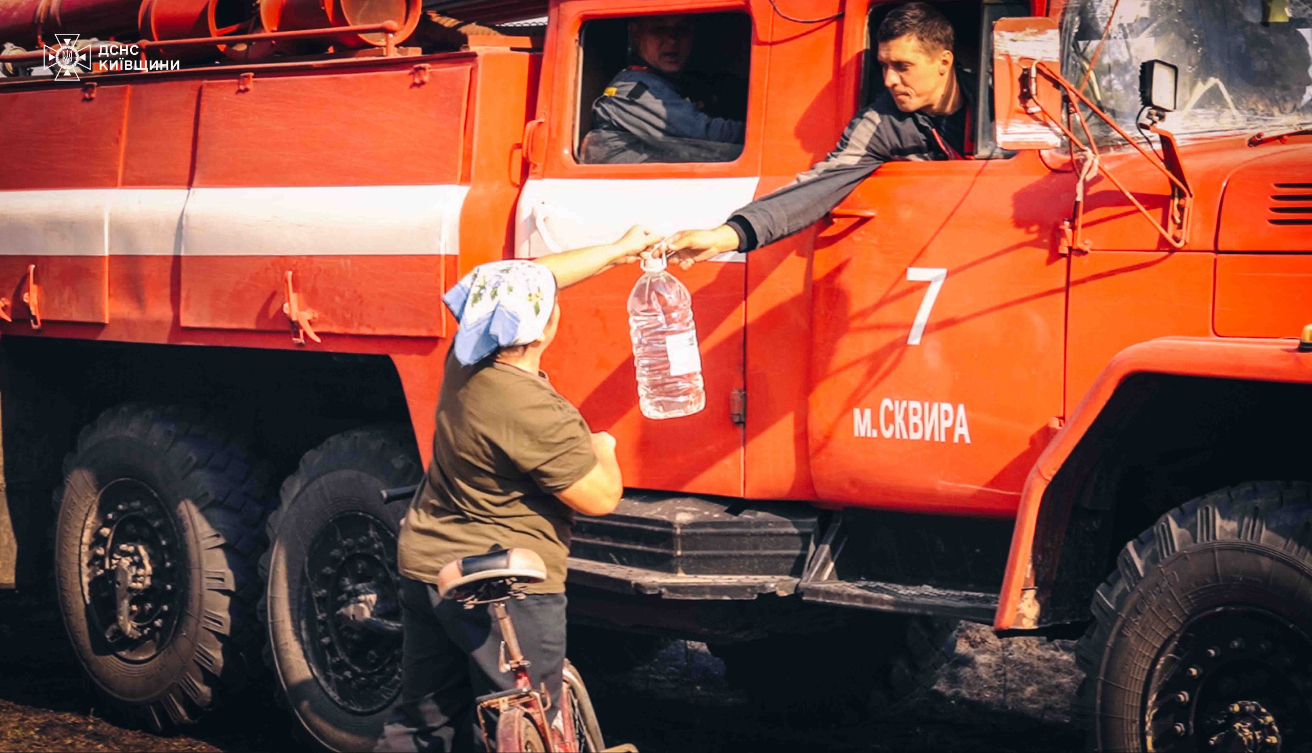 Надзвичайники трьох областей рятували від вогню село на Київщині - фото 8