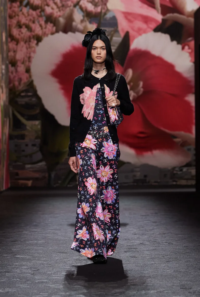  Троянди на сукнях, сиві Хелен Міррен та Енді МакДауелл на подіумі та прощальна колекція Сари Бартон для Alexander McQueen: подробиці Paris Fashion Week - фото 31