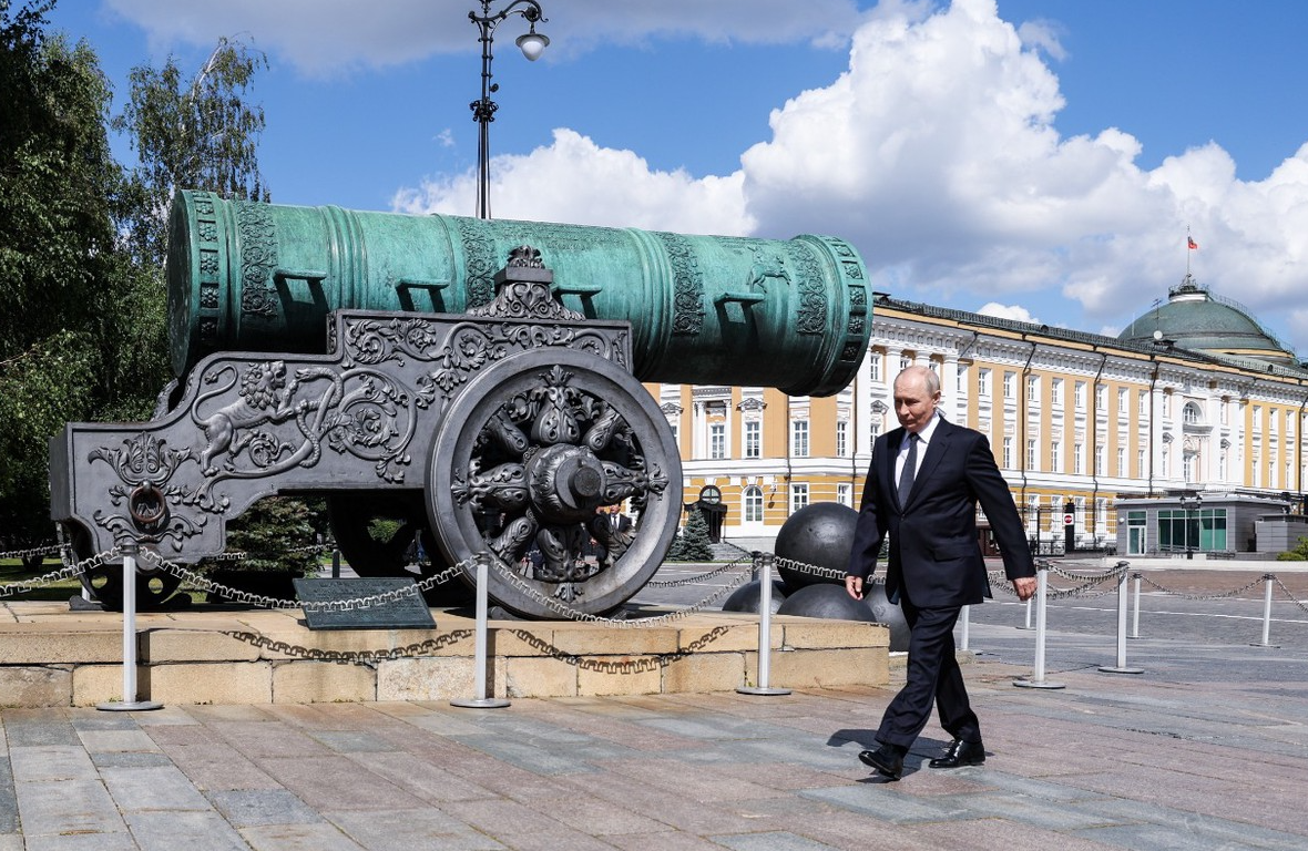 Путина подняли на смех из-за неудачного фото возле Царь-пушки (ФОТО) - фото 2