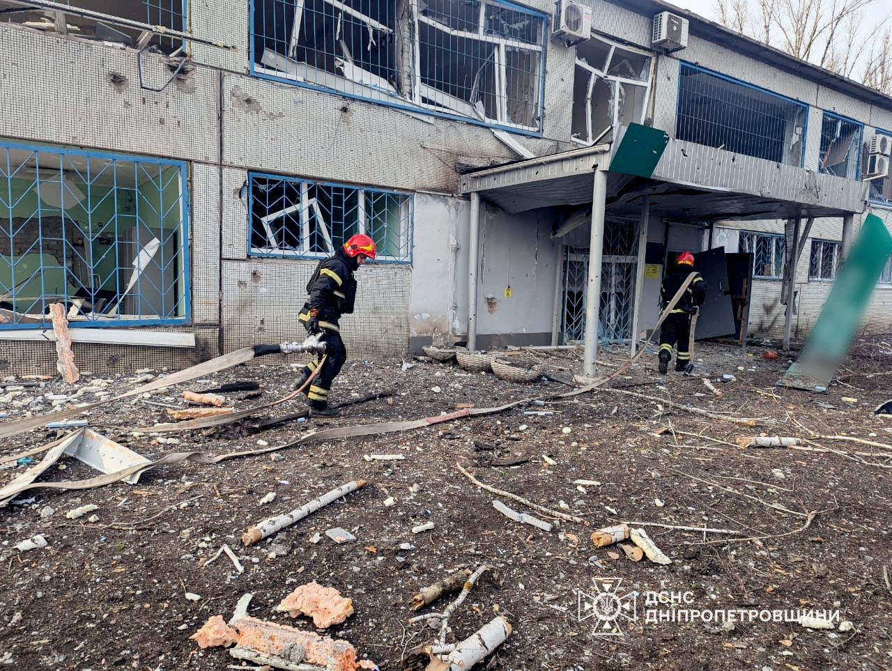 В Кривом Роге оккупанты повторно ударили по спасателям, приехавшим на ликвидацию первого удара (ФОТО) - фото 5