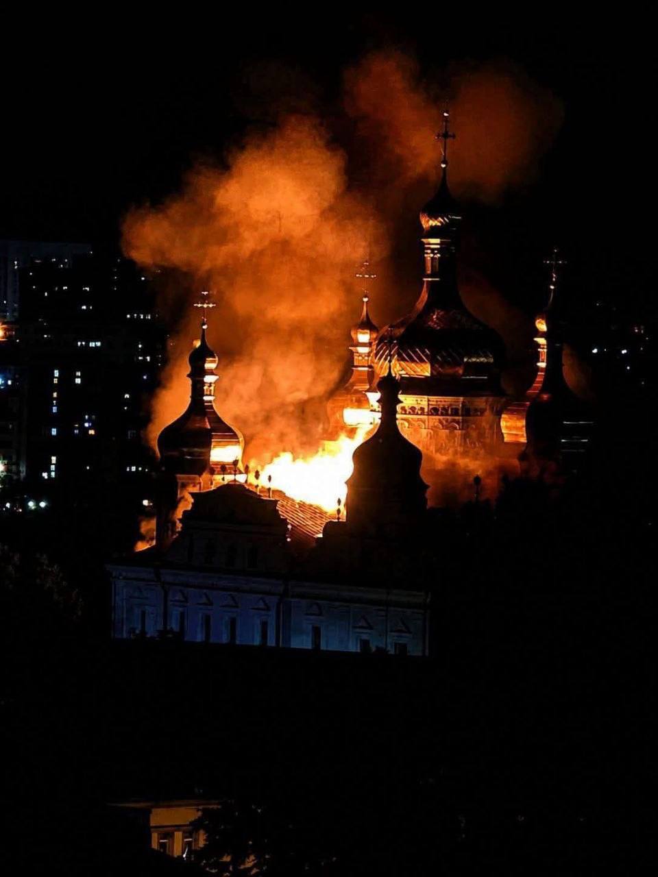 Пекельна ніч у Києві: горить Києво-Печерська лавра, удар по кіностудії Довженка (ФОТО) - фото 2 Пекельна ніч у Києві: горить Києво-Печерська лавра, удар по кіностудії Довженка (ФОТО) - фото 2