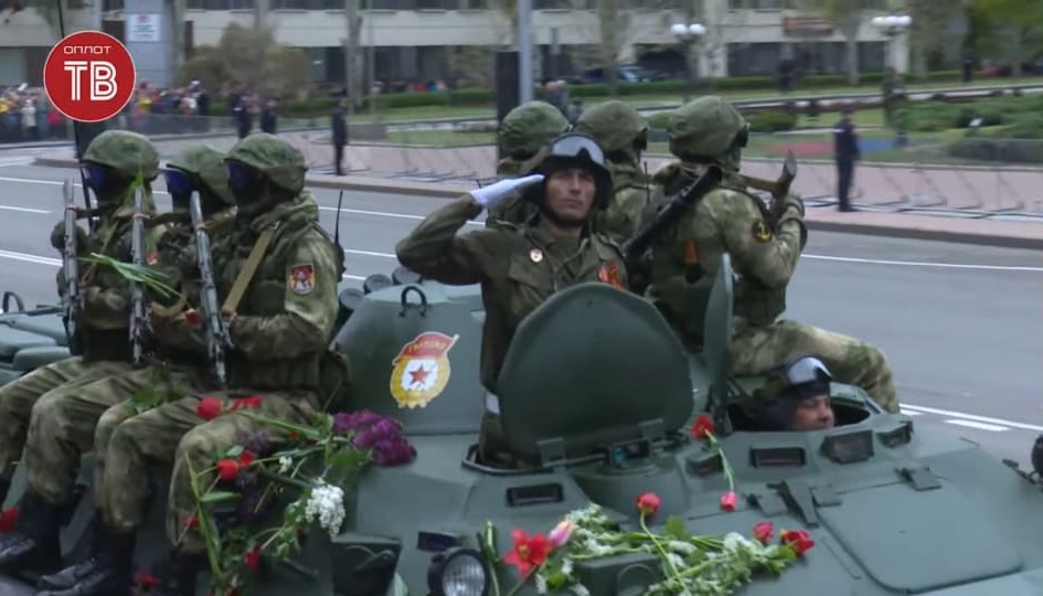 В оккупированном Донецке провели ”военный парад” (Фото) - фото 6