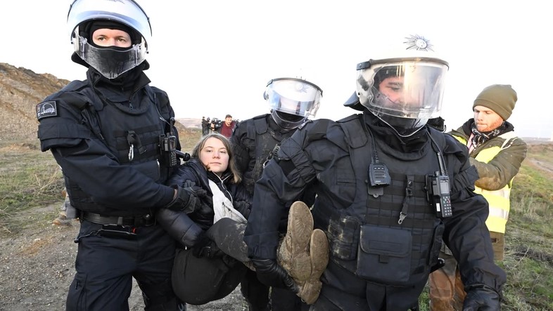 Грету Тунберг задержала полиция в немецком поселке (ФОТО) - фото 7