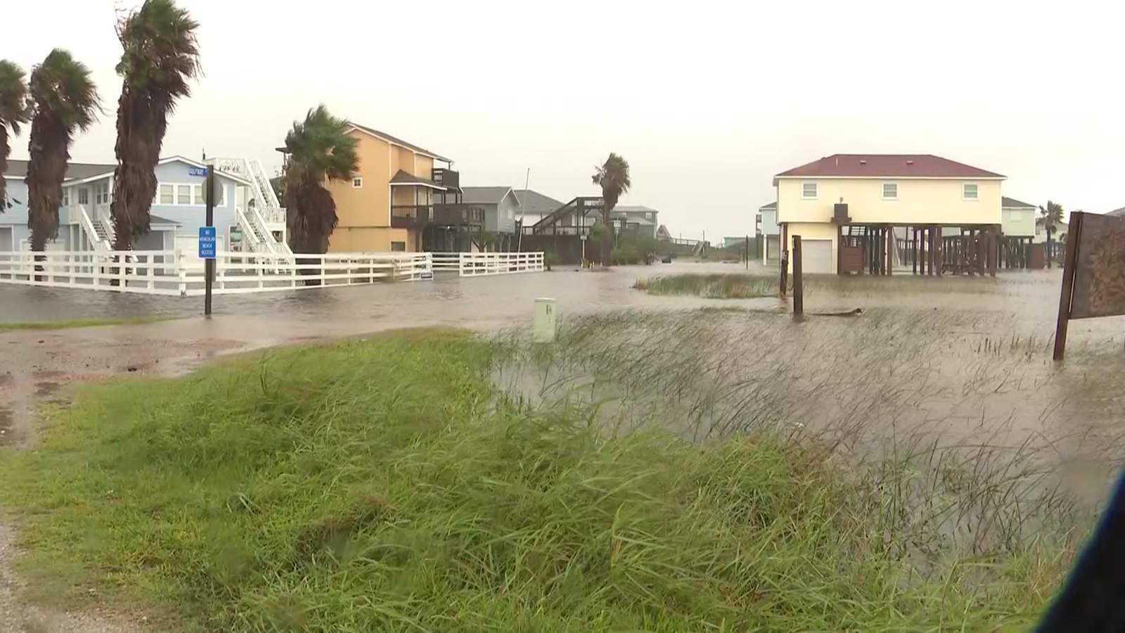 Техас охватила мощная тропическая буря: появились фото и видео - фото 2