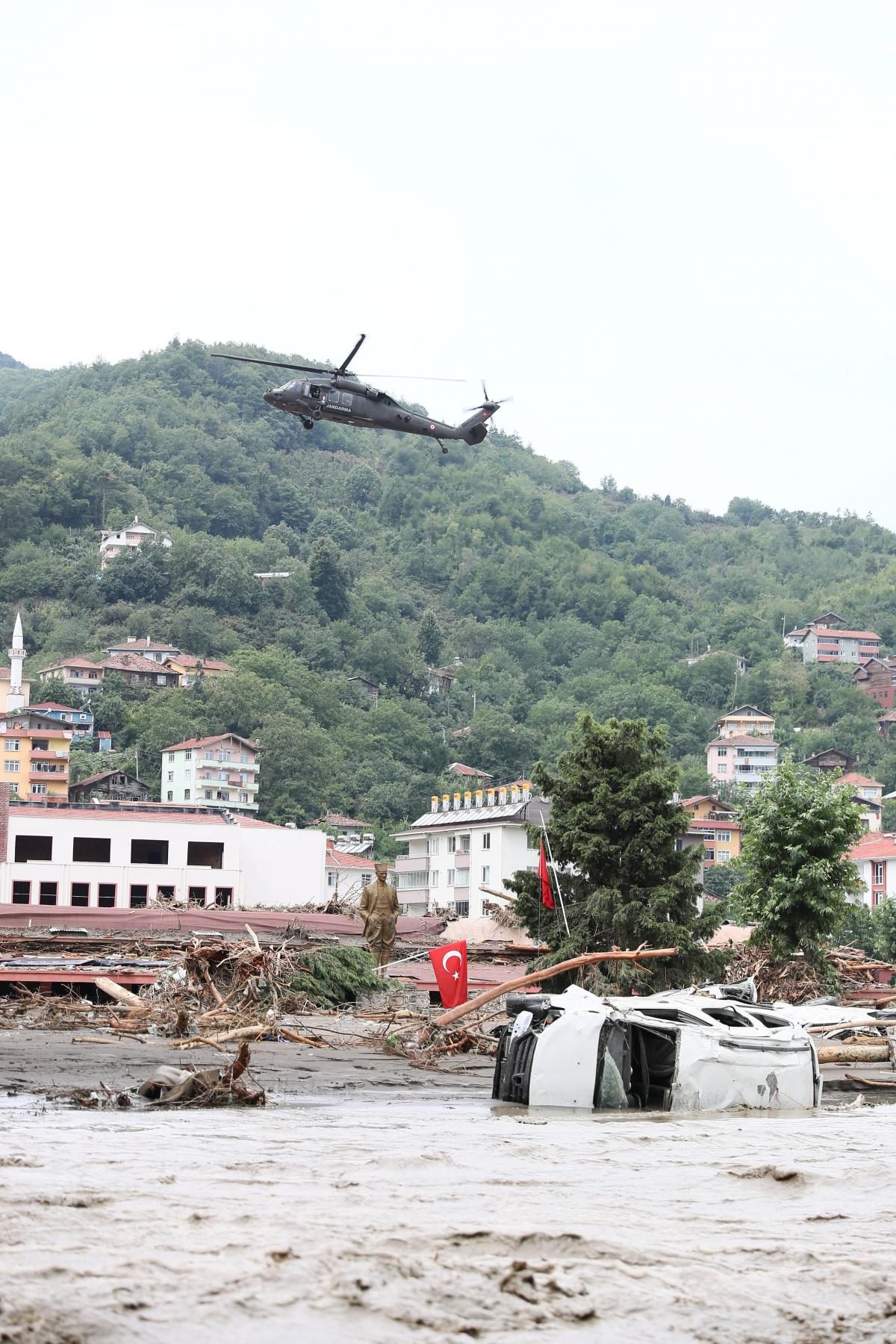 В Турции из-за наводнений гибнут люди: стихия разрушает города (ФОТО) - фото 2