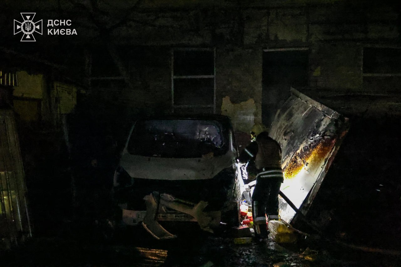 Жуткие фото последствий удара беспилотников по Киеву - фото 2 Жуткие фото последствий удара беспилотников по Киеву - фото 2