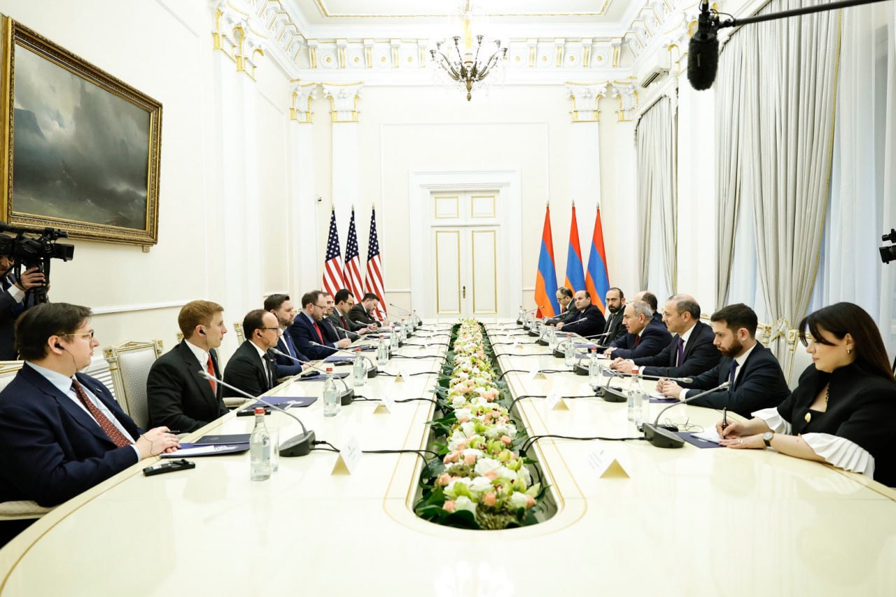 Исторический визит на Кавказ: Джей Ди Вэнс прибыл в Армению, а после посетит Азербайджан - фото 2