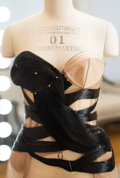 Акторка шокувала сукнею з волосся на вечірці після ”Оскара” (ФОТО) - фото 2