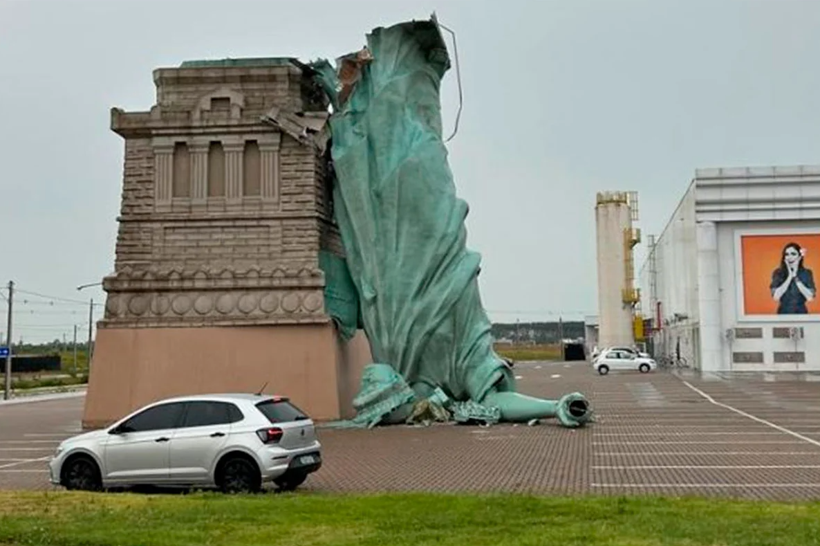 У Бразилії сильний вітер обвалив 24-метрову статую Свободи (ВІДЕО) - фото 2 У Бразилії сильний вітер обвалив 24-метрову статую Свободи (ВІДЕО) - фото 2
