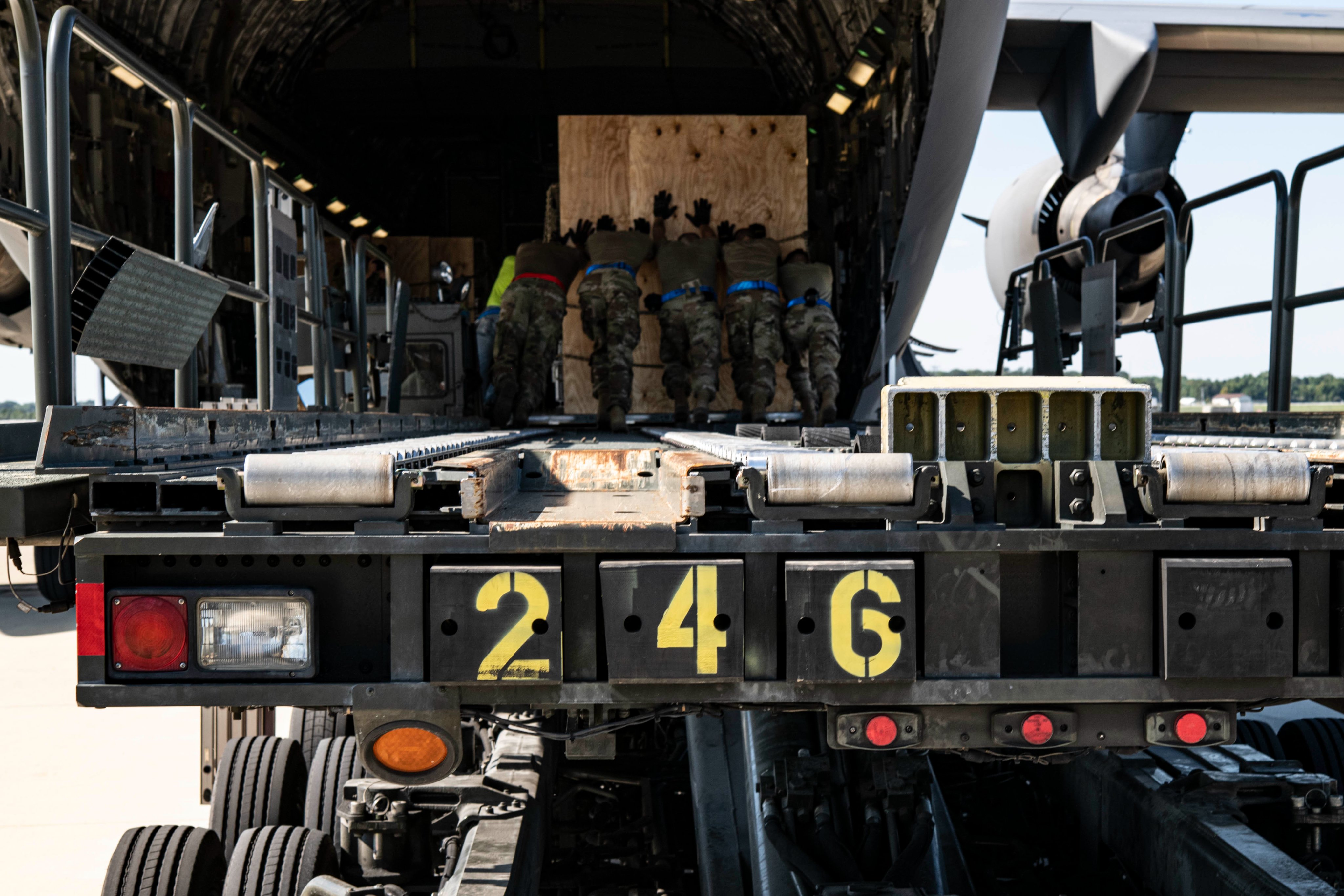 США показали, как готовят к отправке новую партию боеприпасов для Украины (ФОТО) - фото 4