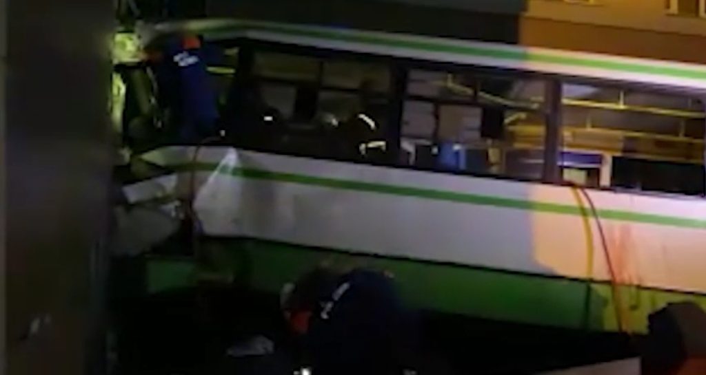 Страшна аварія в Новгороді - пасажирський автобус протаранив будівлю університету: є загиблі - фото 4