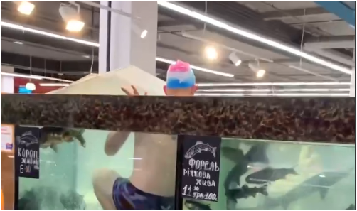У Херсоні відвідувач викупався в акваріумі супермаркету - фото 3