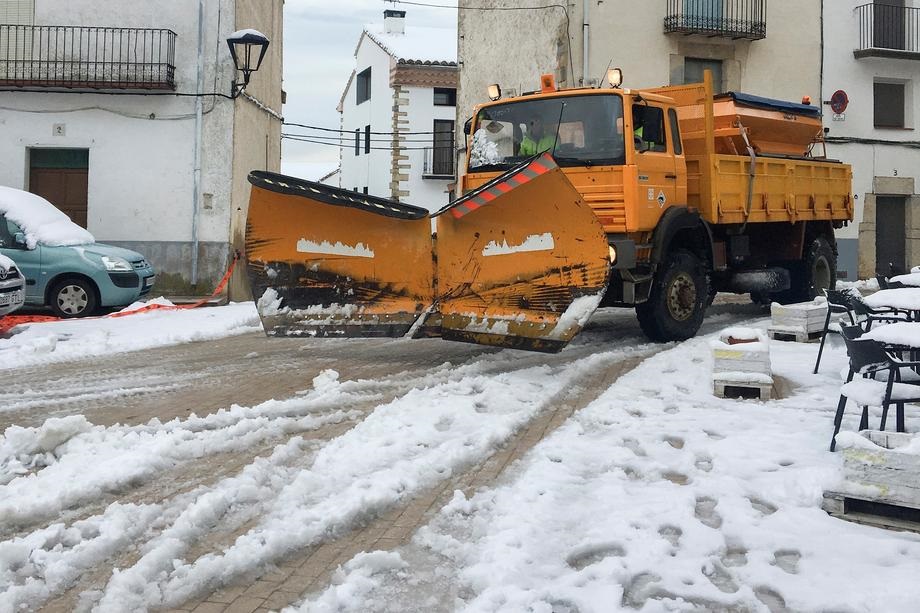 Испанию засыпало снегом: дороги расчищает спецтехника (ФОТО) - фото 3