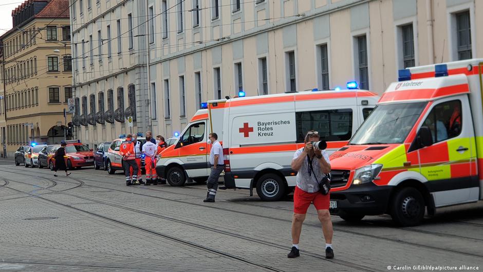 У Німеччині зловмисник різав жінок прямо посеред вулиці: є загиблі (ФОТО) - фото 3