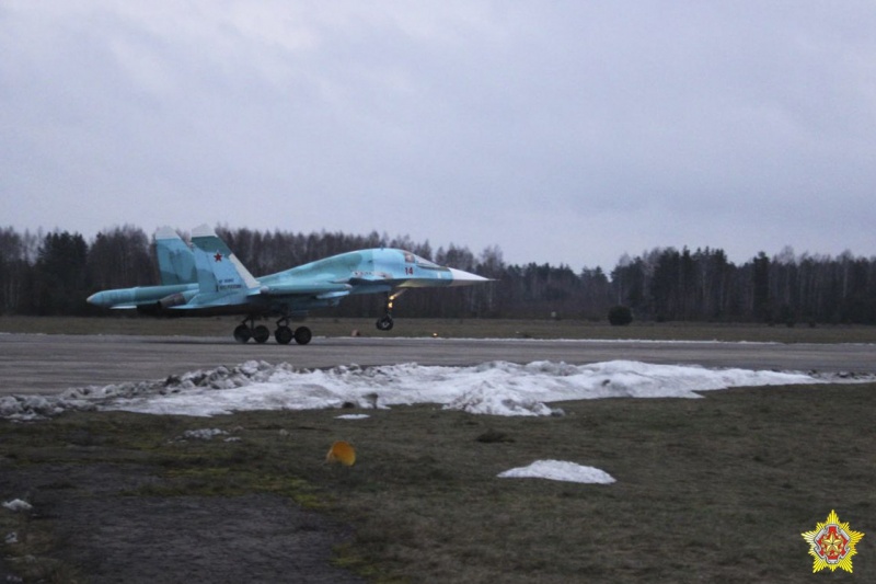 В Беларусь прибыли российские бомбардировщики Су-34: показали, как их встречали (ФОТО) - фото 3