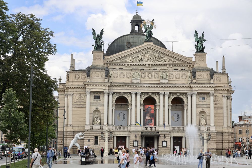 Во Львове установили гигантский памятник, держащий Оперный театр (ФОТО) - фото 3