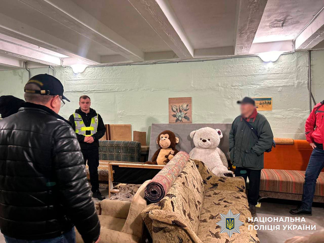 К женщине, которая не пустила мать с ребенком в укрытие, пришла полиция - фото 2