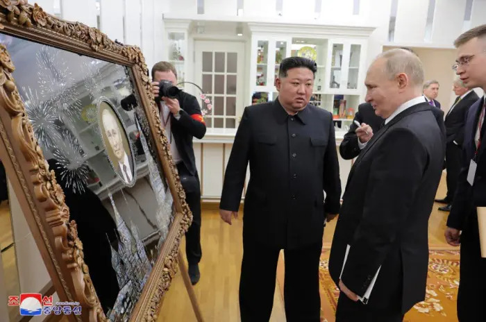 Очень похоже на надгробную плиту: Ким Чен Ын подарил Путину странный подарок (ФОТО) - фото 2