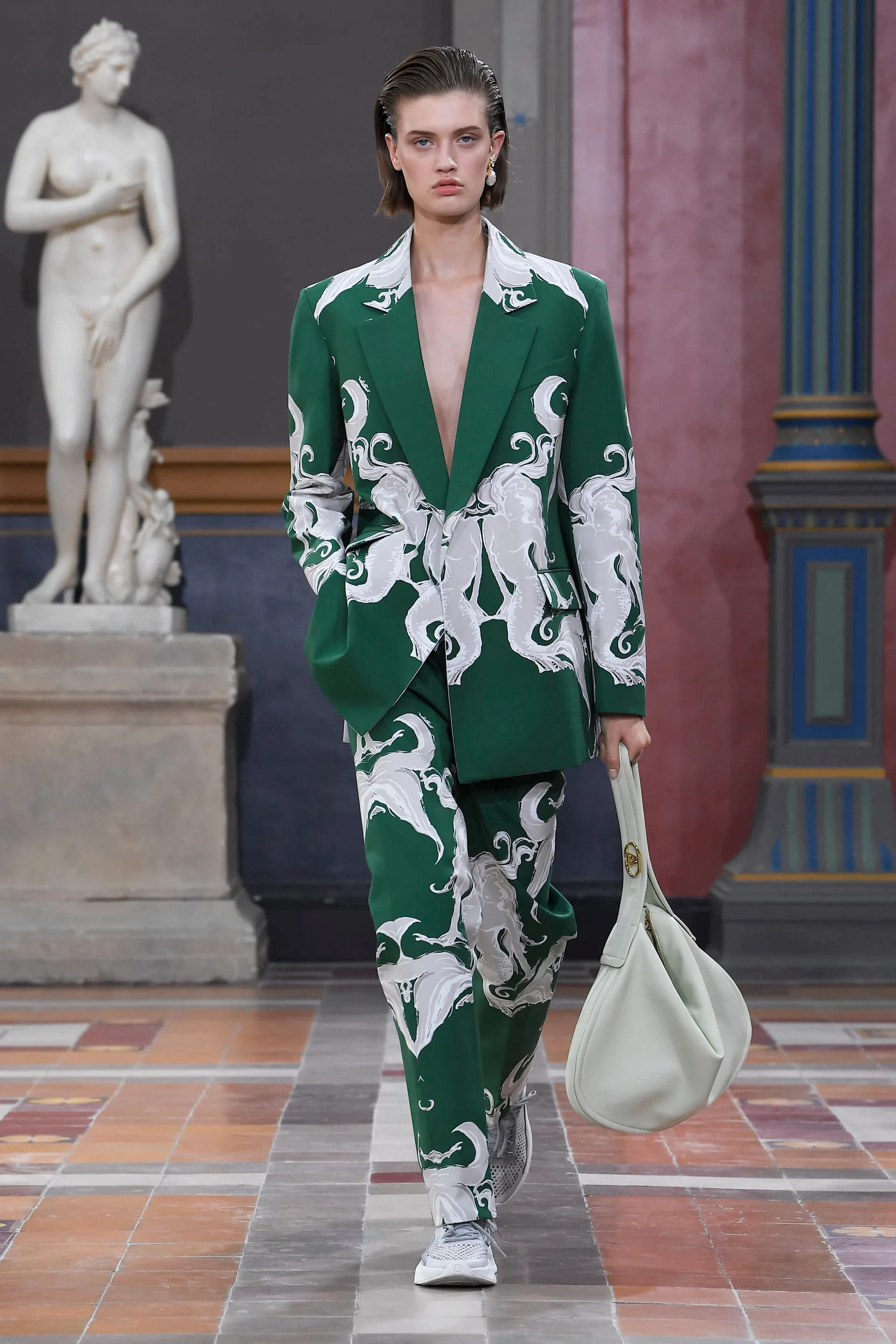  Троянди на сукнях, сиві Хелен Міррен та Енді МакДауелл на подіумі та прощальна колекція Сари Бартон для Alexander McQueen: подробиці Paris Fashion Week - фото 28